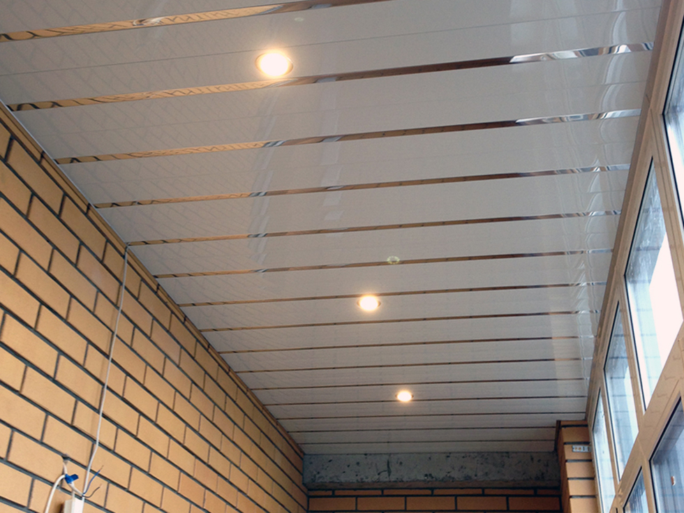 Потолок из сэндвич панелей. Подвесной потолок из сэндвич панелей. Реечный потолок. Сэндвич панели на потолок. Реечный потолок на лоджию.