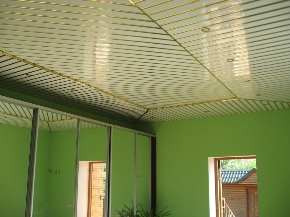 Реечный потолок 84 мм со вставкой 16 мм